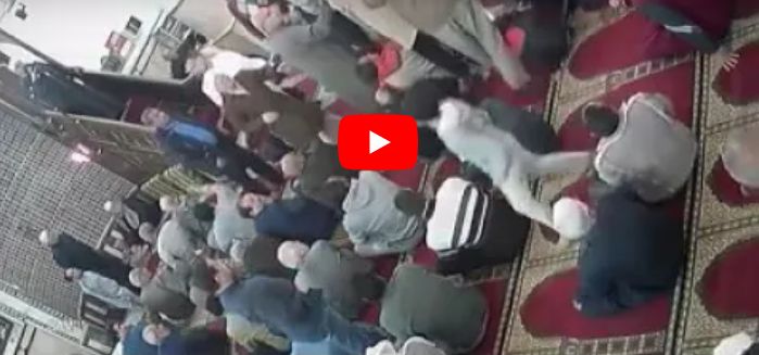 شخص يتسلل بين المصلين ويعتدي على إمام مسجد