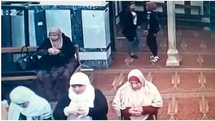 فتاتان تسرقان سيدات خلال الصلاة بمسجد في مصر
