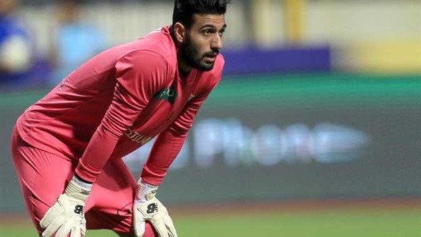 أحمد الشناوي يتصفح انستجرام بين شوطي بيراميدز والاتحاد